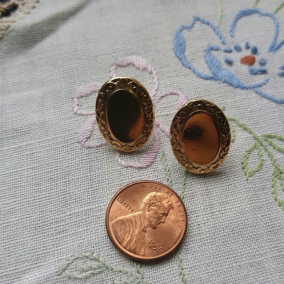 ♦ 3 for $15 Ornate Oval Gold Stud Earrings - Picture 4 of 8